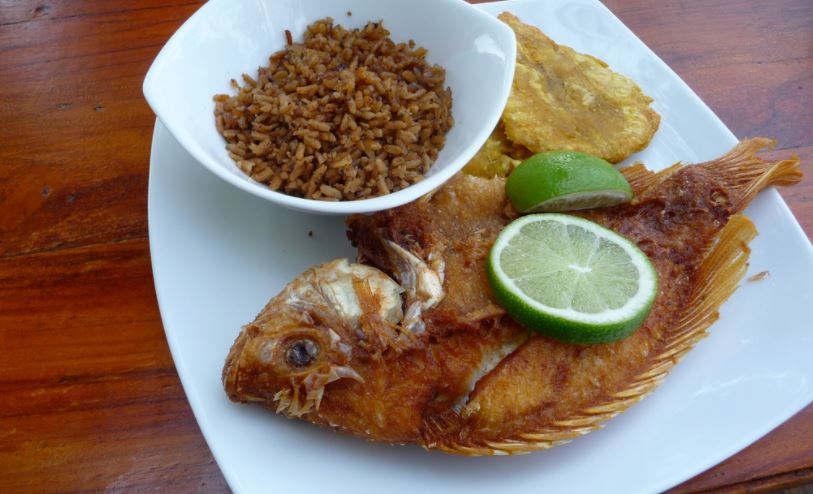 Arroz con coco y pescado frito colombiano