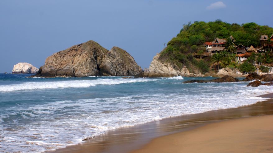 Imagen de la playa nudista de Zipolite en Oaxaca.